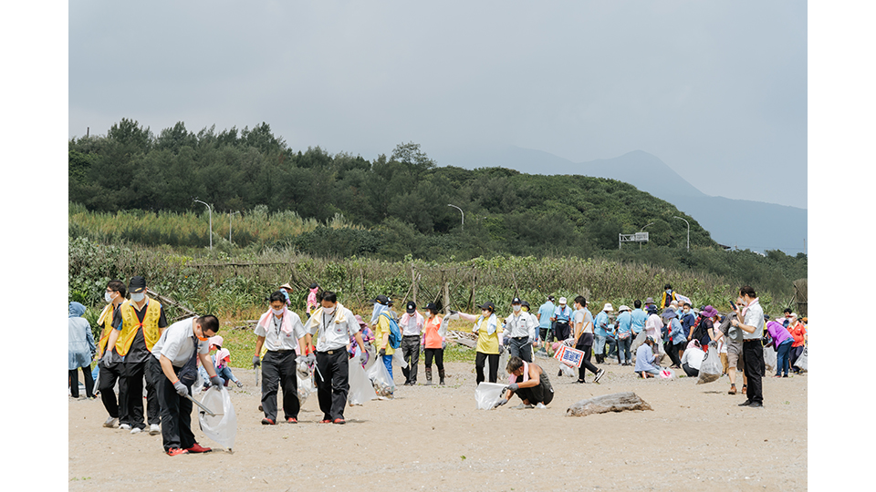 參與者們不畏炎熱的天氣，認真撿拾海漂垃圾。